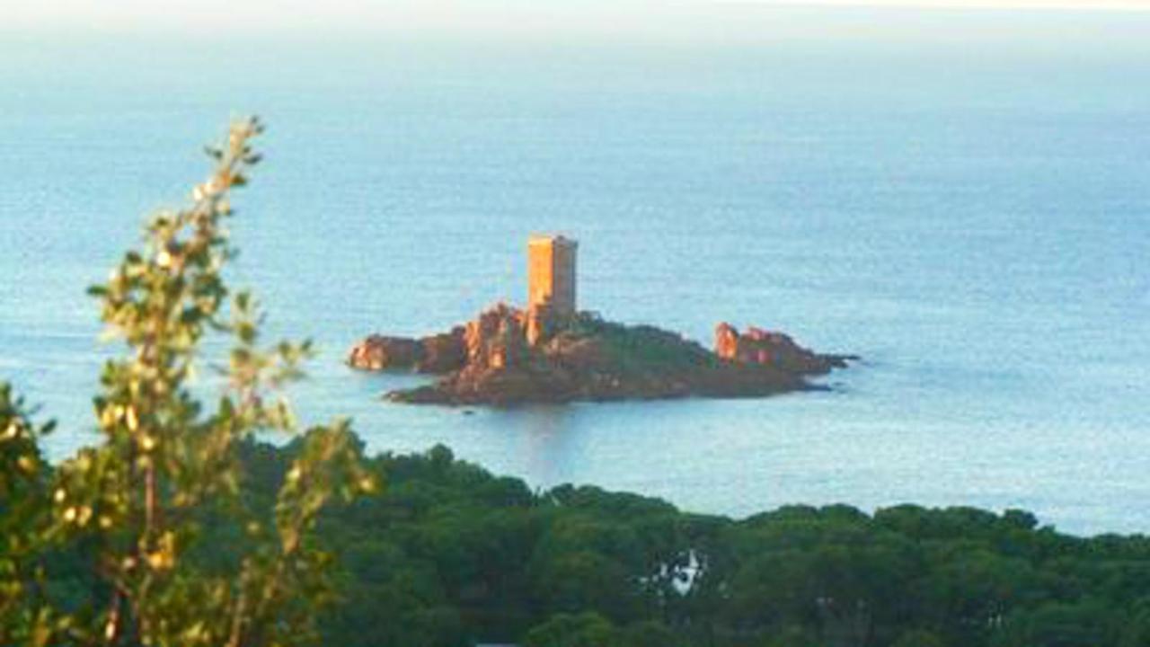 Agay Seaview: 2-Bedroom Apartment with Shared Pool Saint-Raphael  Exterior photo