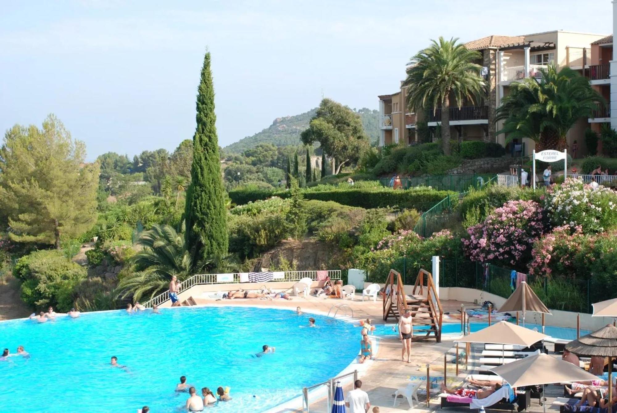 Agay Seaview: 2-Bedroom Apartment with Shared Pool Saint-Raphael  Exterior photo
